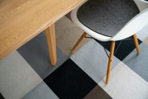 Stuhlbein mit rundem Filzgleiter auf Holzboden