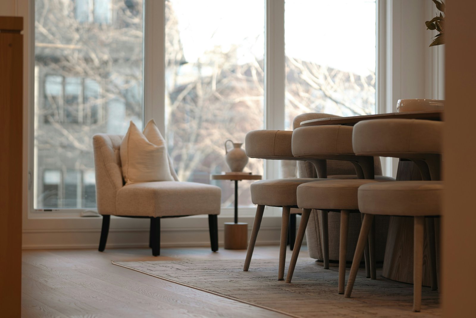 Stuhl wird beim Aufräumen über einen Holzboden geschoben