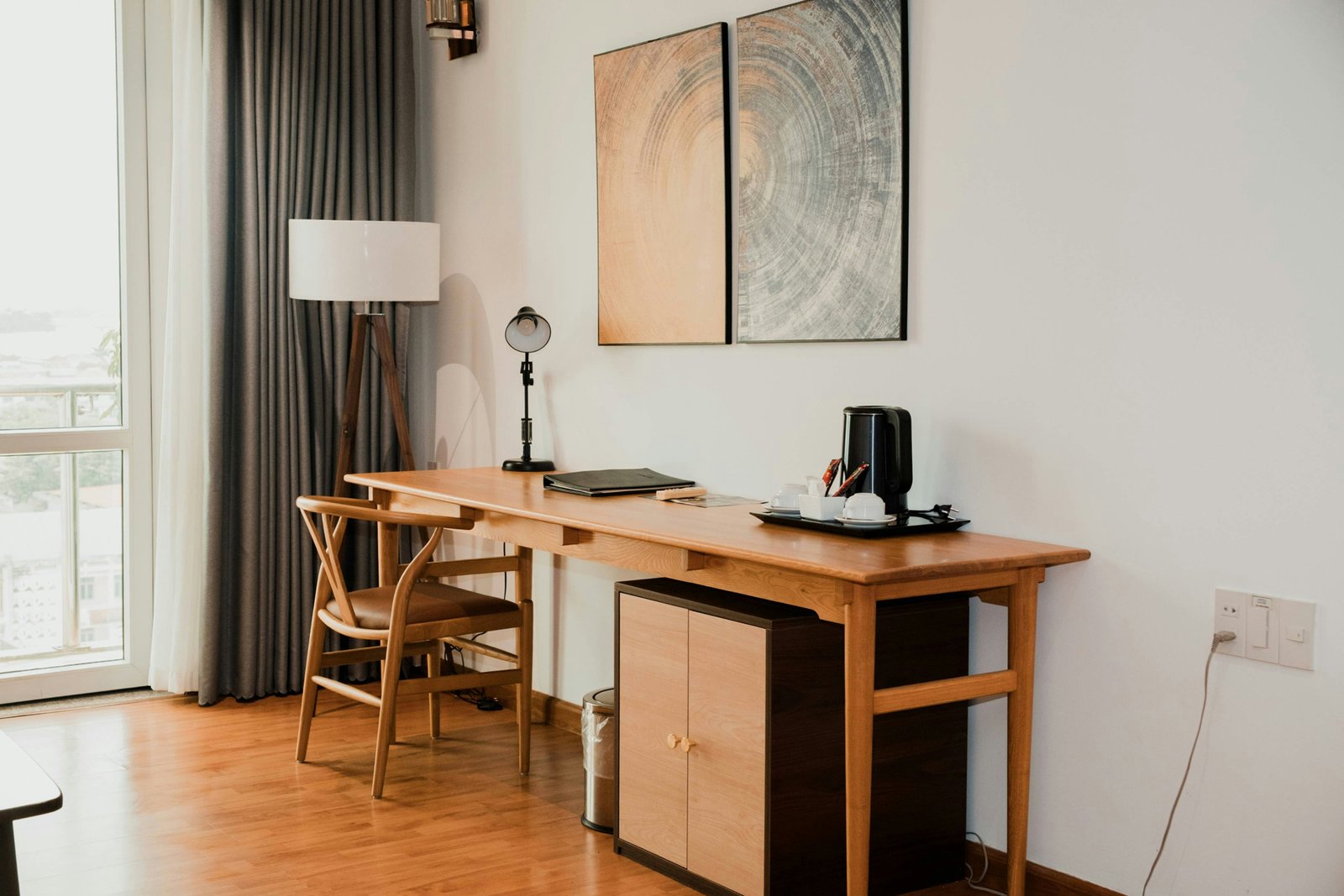 Stuhl wird im Arbeitszimmer über einen Holzboden geschoben