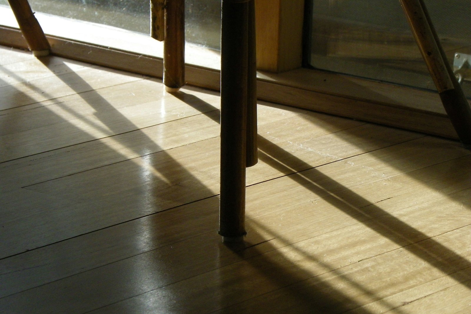 Stuhlbein ohne Filzgleiter steht auf einem Holzboden